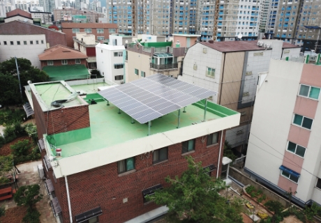 도심 건물 옥상에 설치된 태양광 전지판 사진